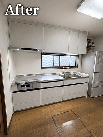 キッチン解体から取付まで1日で出来ます。
明るいキッチンに変わりました。
キッチン横、背面はキチンパネルで仕上げています。
キッチンパネルは汚れも落ちやすく油跳ね、水跳ねにももちろん強いです。
お客様大変喜んでいただきました。
